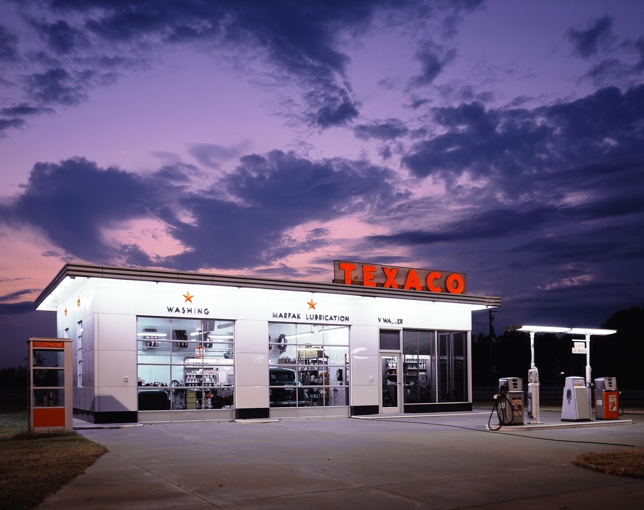 petrol-stations-1664553_1280